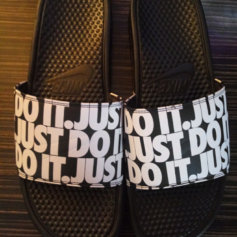 NIKE FLIP FLOPS